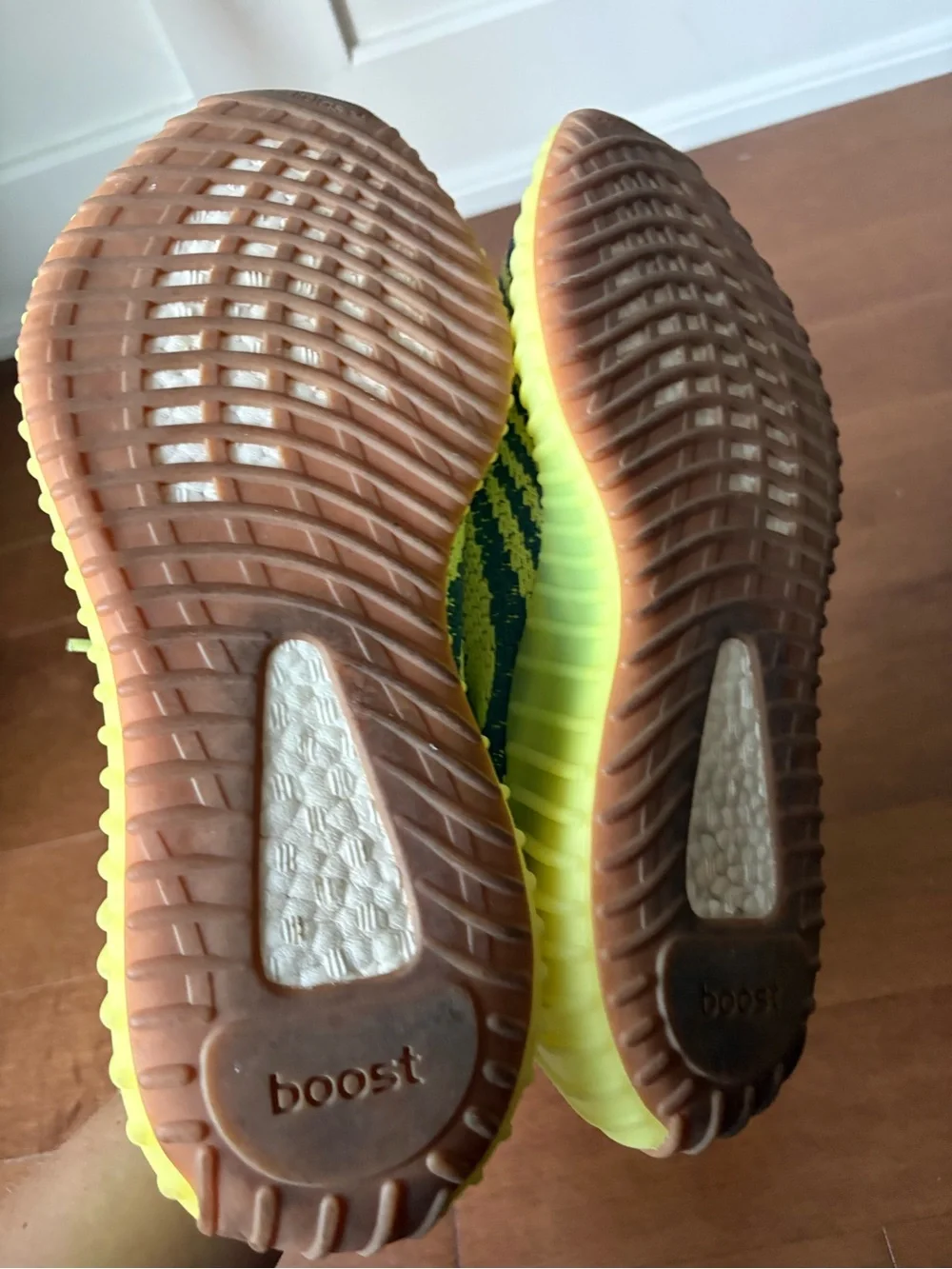 Adidas • Yeezy Boost 350 V2 • Size 10 - Picture 4 of 5